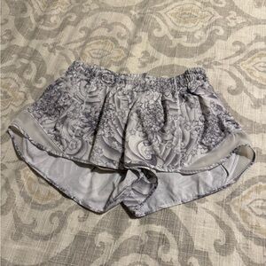 Lululemon Hotty Hot II Ditsy Daisy 2.5” Inseam Shorts 8